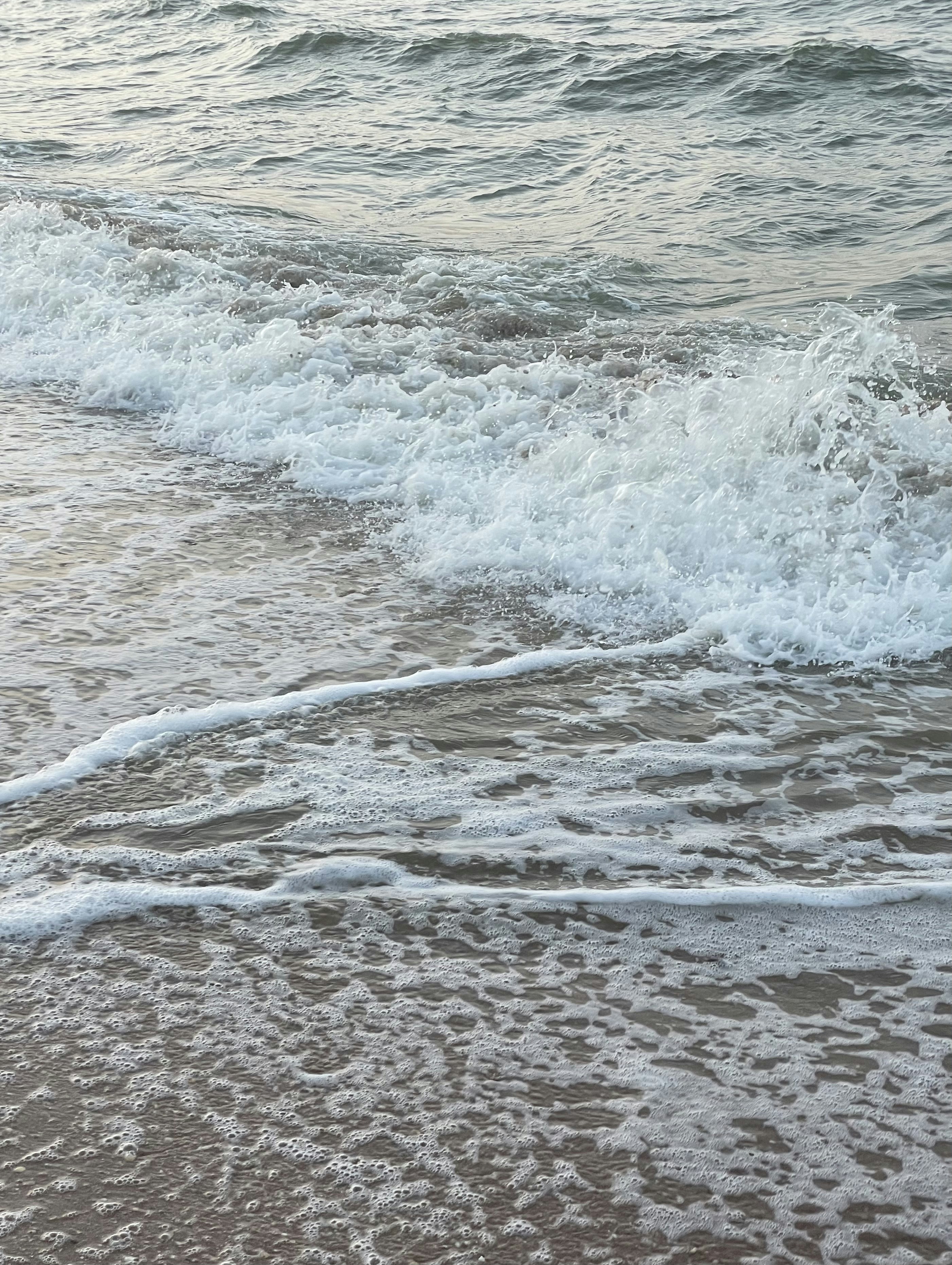 昼間に海岸に打ち寄せる海の波の写真 Unsplashで見つける海の無料写真
