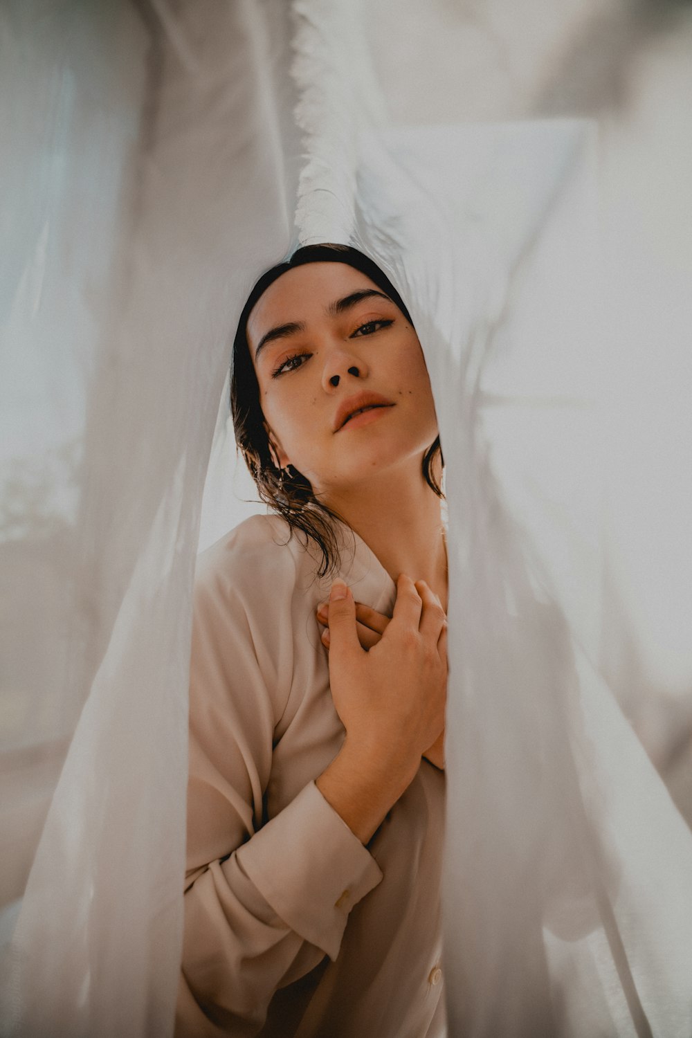 Femme en chemise rose portant un hijab blanc