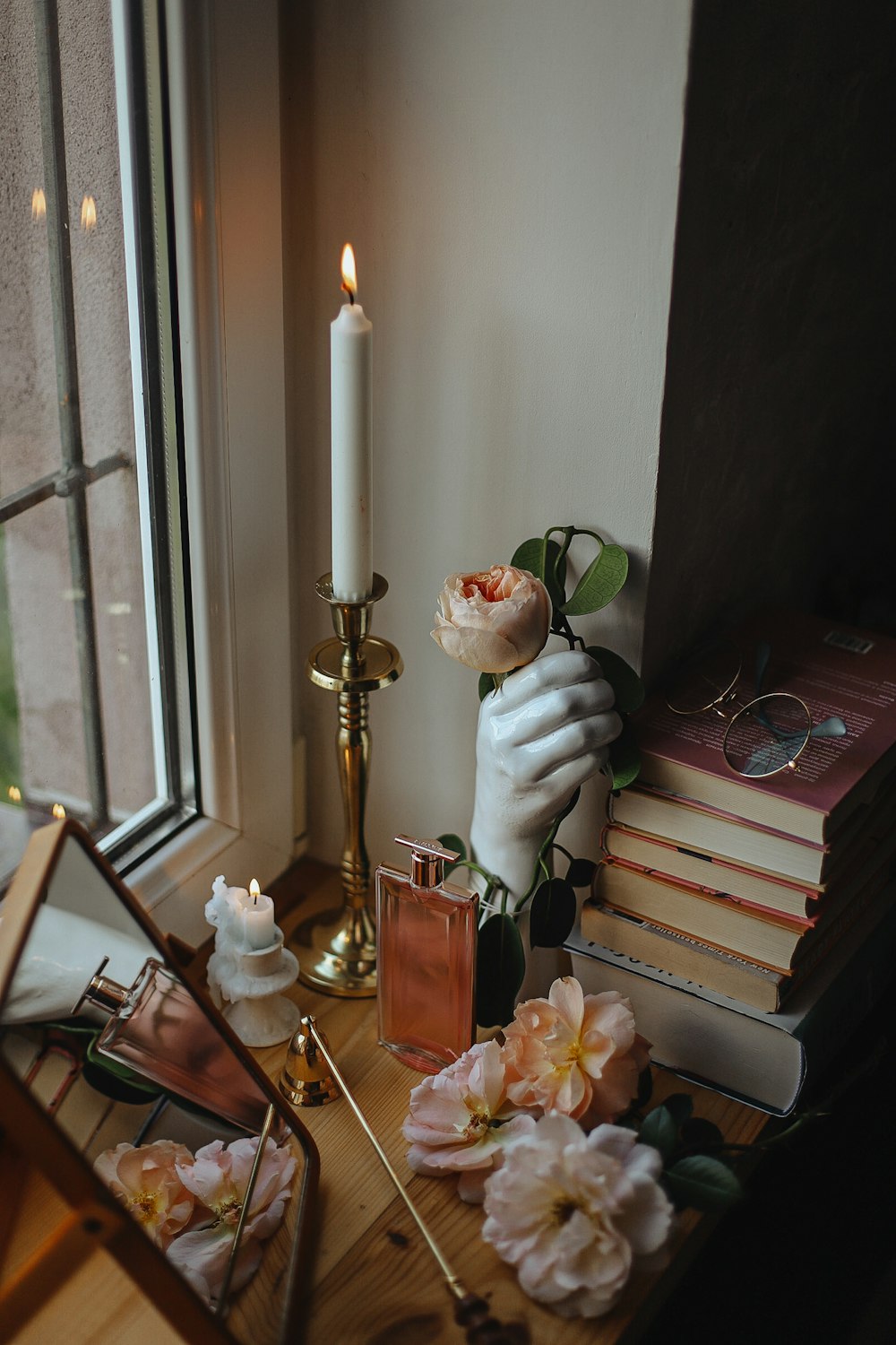 candela bianca su portacandele oro