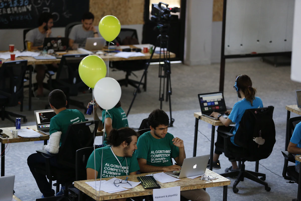 Equipo de desarrollo revisando métricas de desgaste laboral