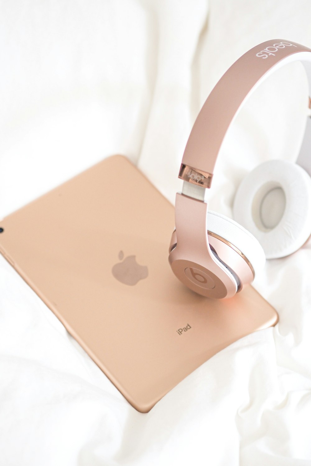 white beats by dr dre headphones on silver macbook