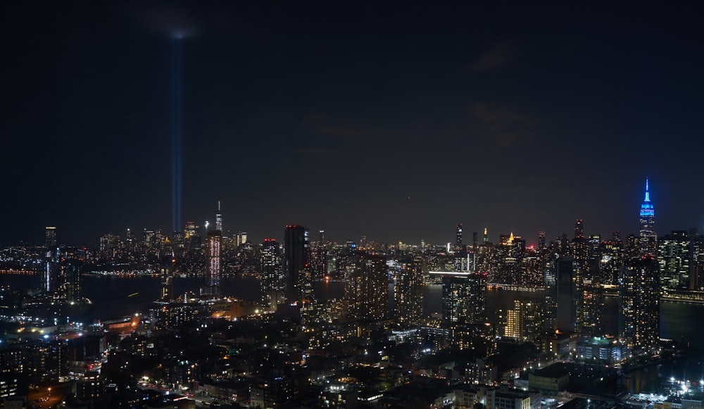 Ciudad con edificios de gran altura durante la noche