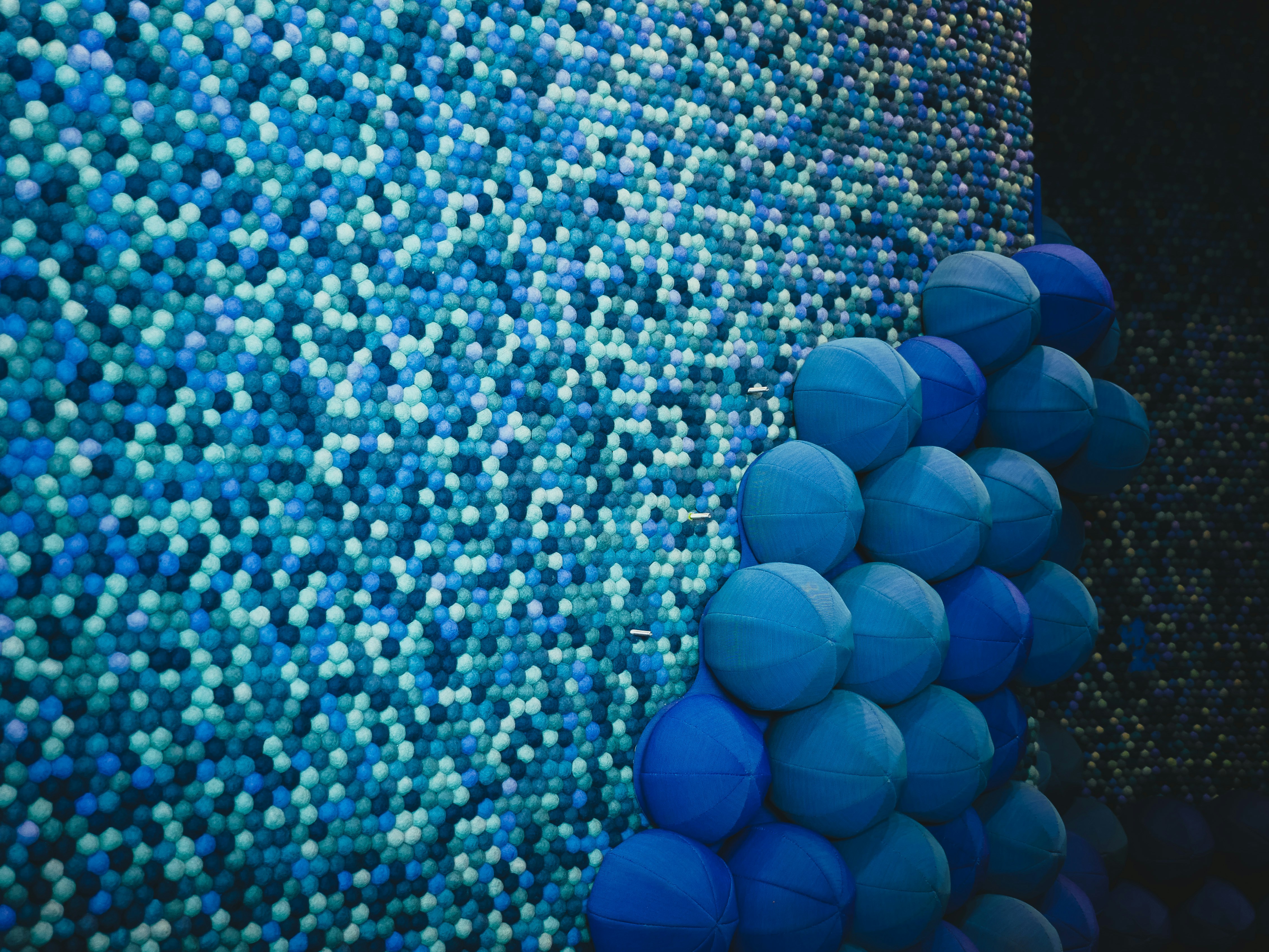 ornamento redondo azul no tecido azul e branco