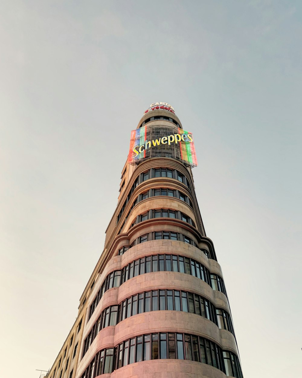 edificio in calcestruzzo marrone e verde