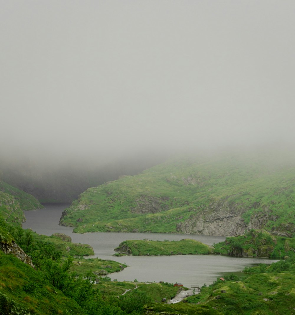 霧の日の緑の山々と川