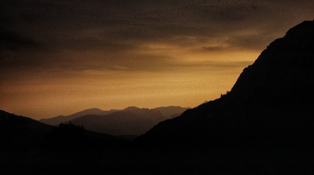 silhouette di montagna durante il tramonto