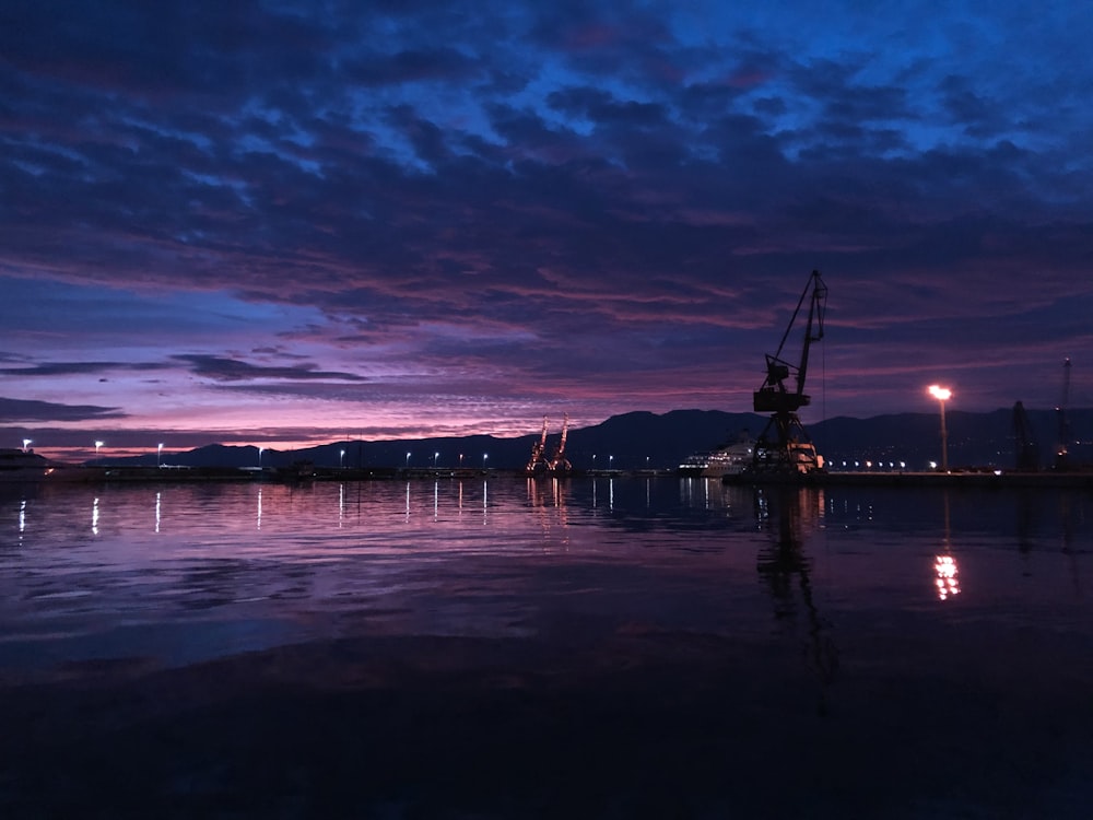 um barco está sentado na água à noite