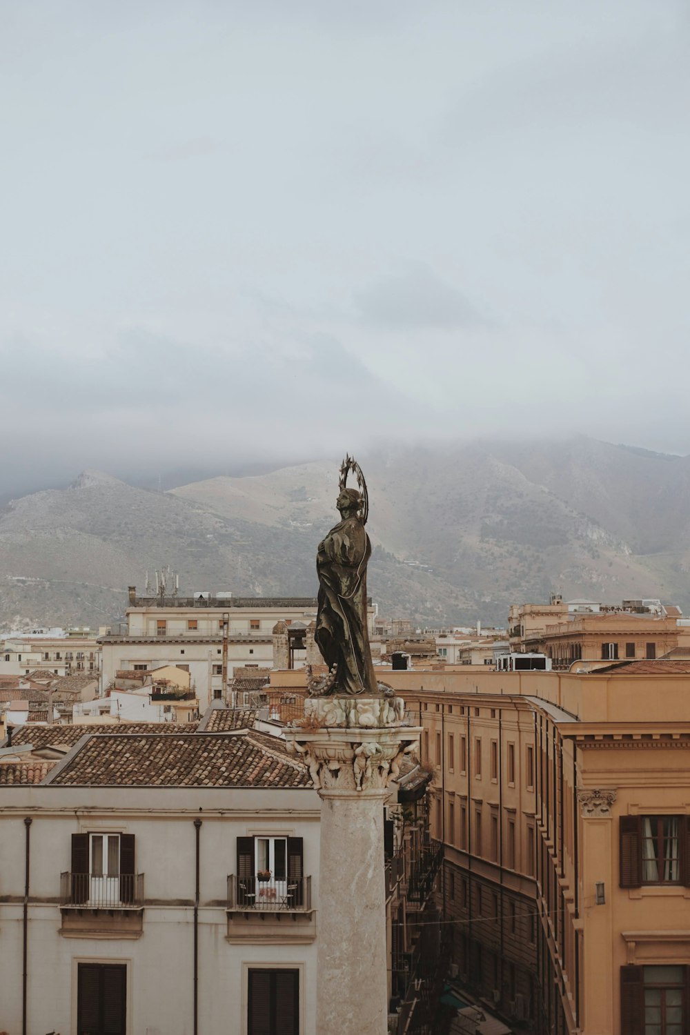 Estatua del hombre en la parte superior del edificio