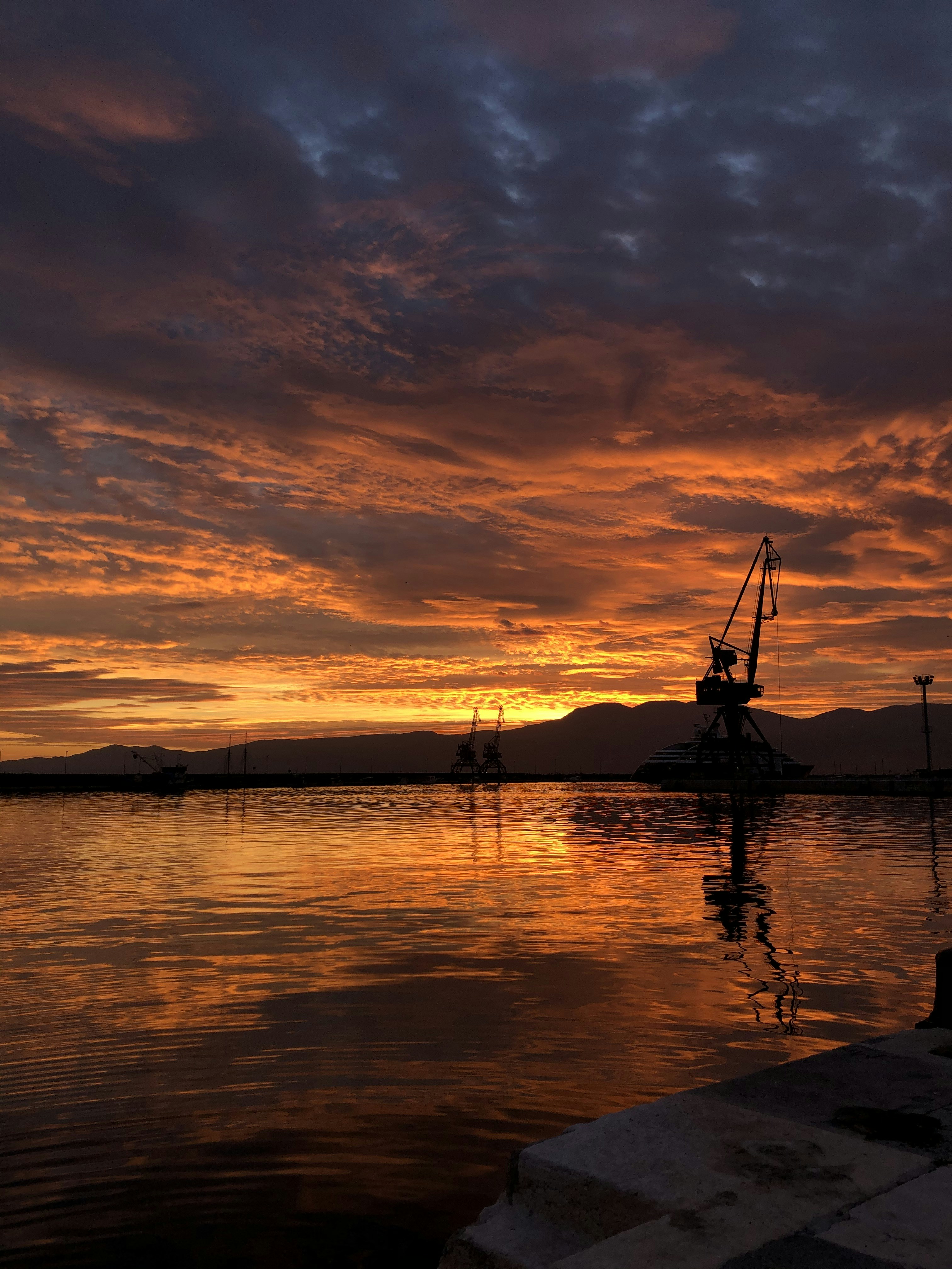 Ein Boot sitzt auf einem Gewässer unter einem bewölkten Himmel