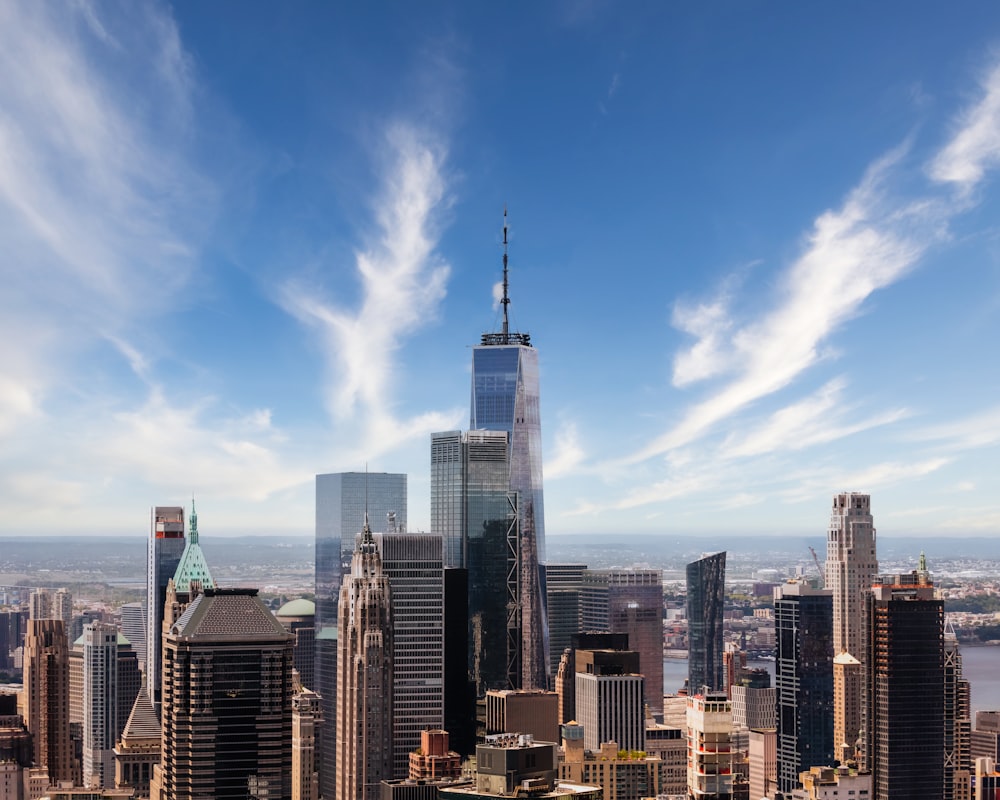 edifícios da cidade sob o céu azul durante o dia