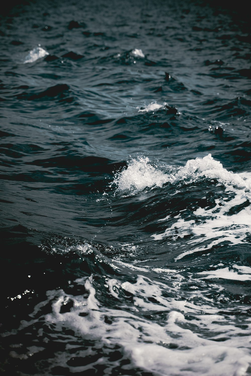 onde d'acqua su tessuto in bianco e nero