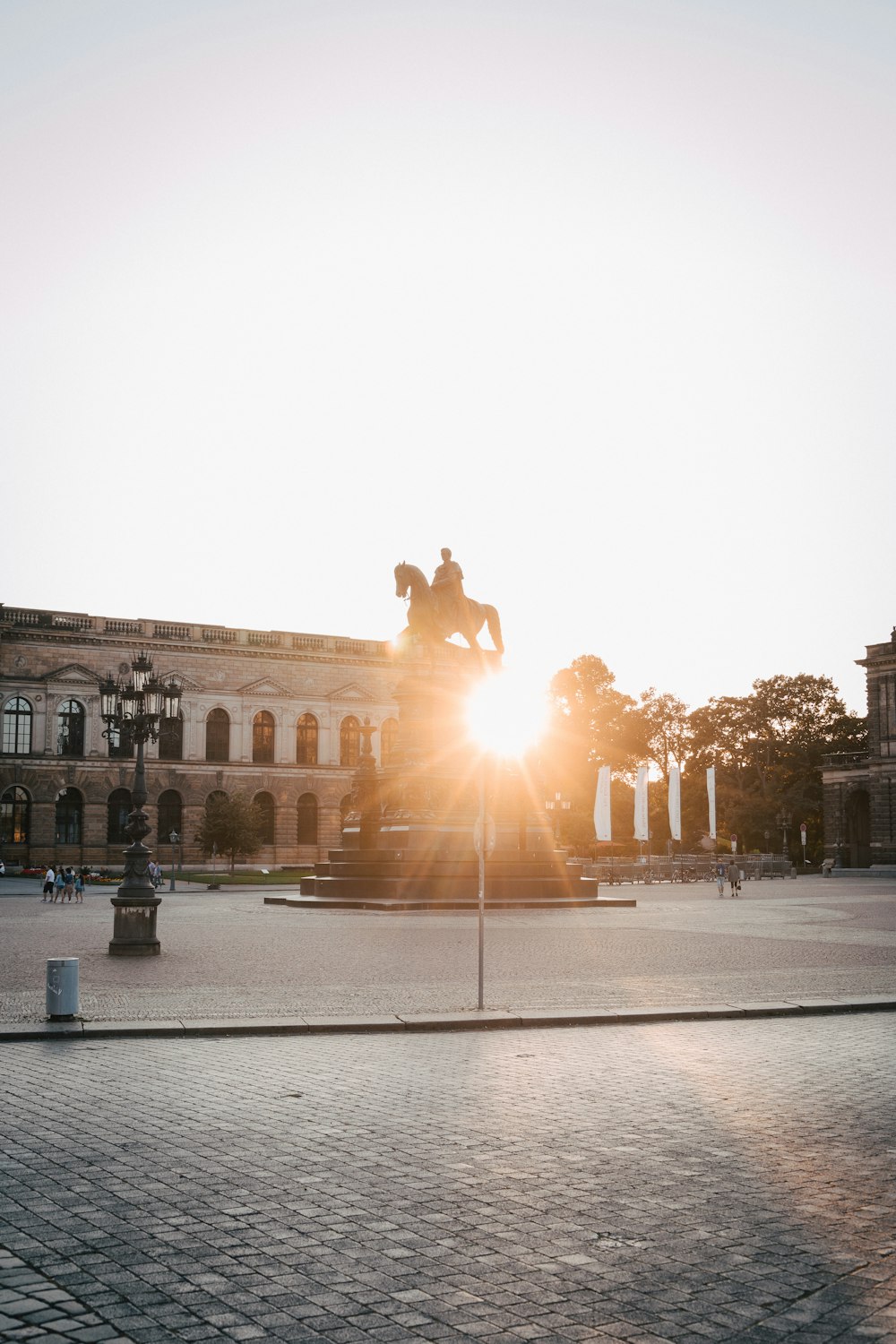 Gente caminando por la acera durante la puesta del sol