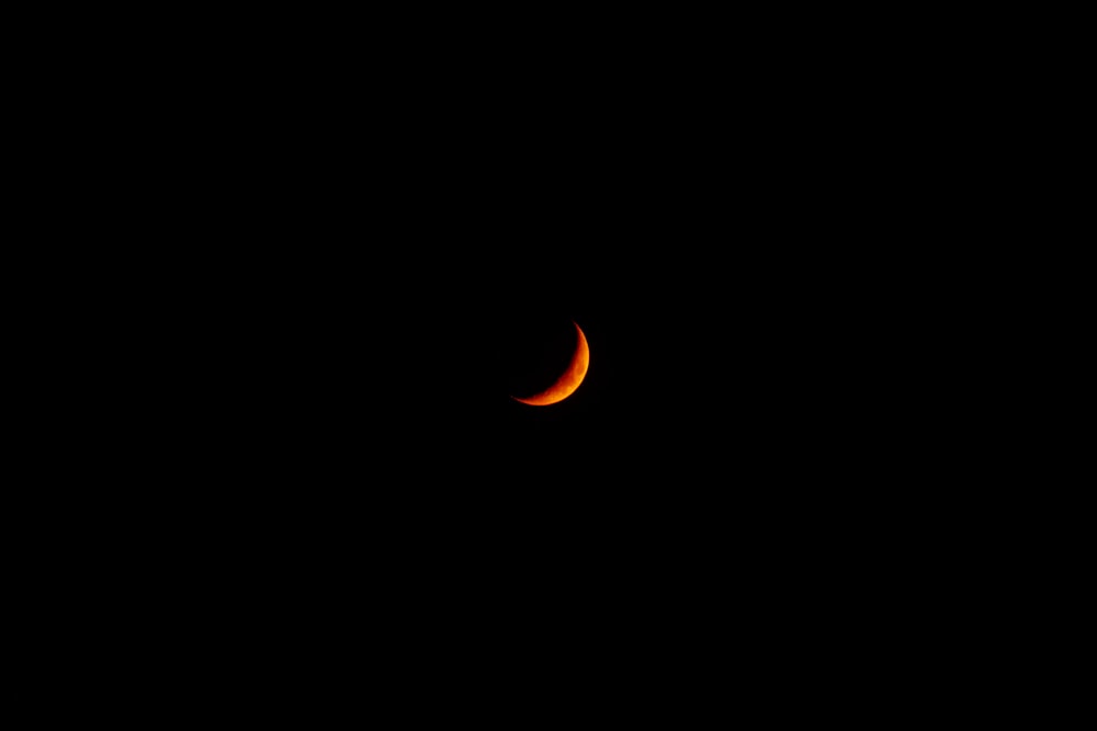 La lune est vue dans le ciel sombre