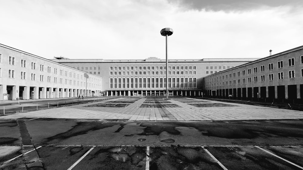 une photo en noir et blanc d’un parking vide