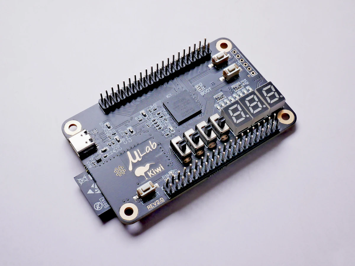 ESP32-C3 soldado a una pantalla redonda de 1.28 pulgadas mostrando radar ADS-B