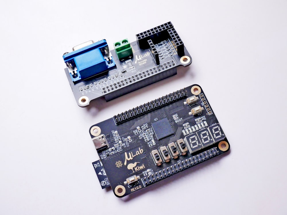 Un primer plano de dos dispositivos electrónicos en una mesa