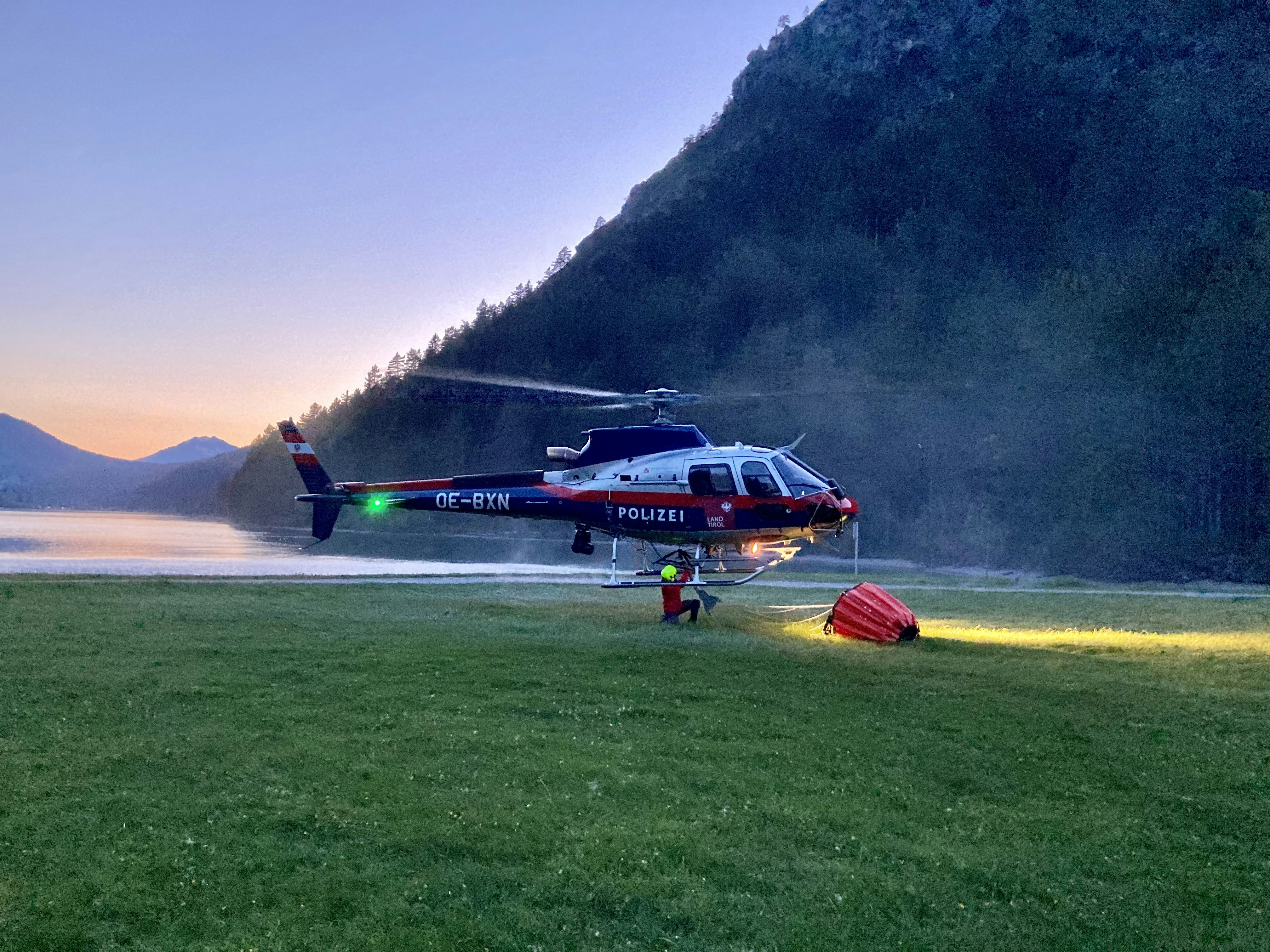 Auto botst tegen boom in Lottum, traumahelikopter opgeroepen