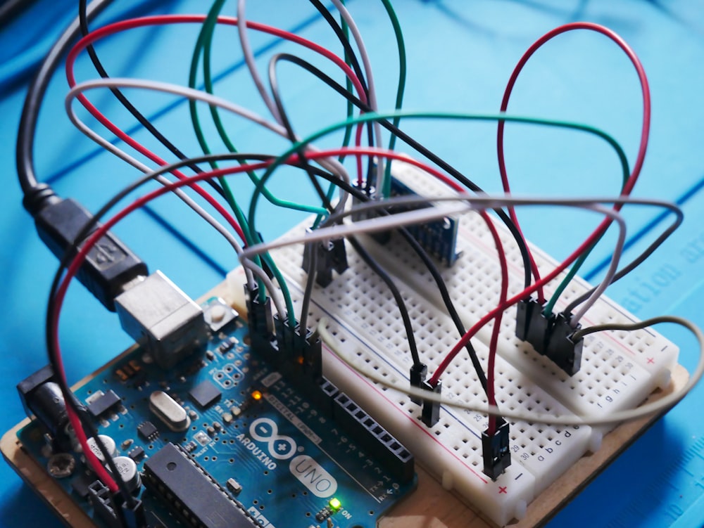 Un primer plano de una tabla con cables unidos a ella