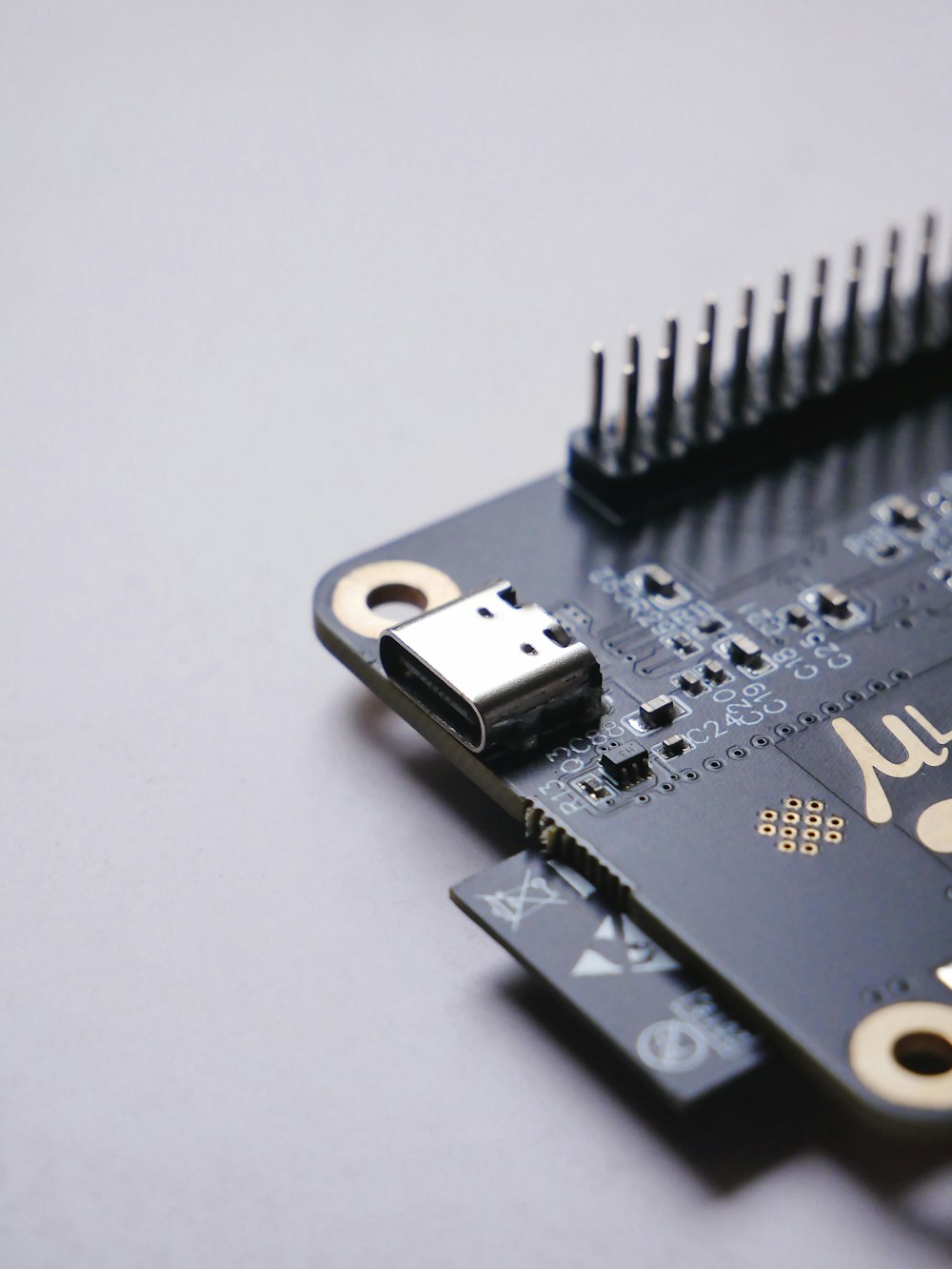 um close up de uma micro placa com um cabo USB ligado a ela
