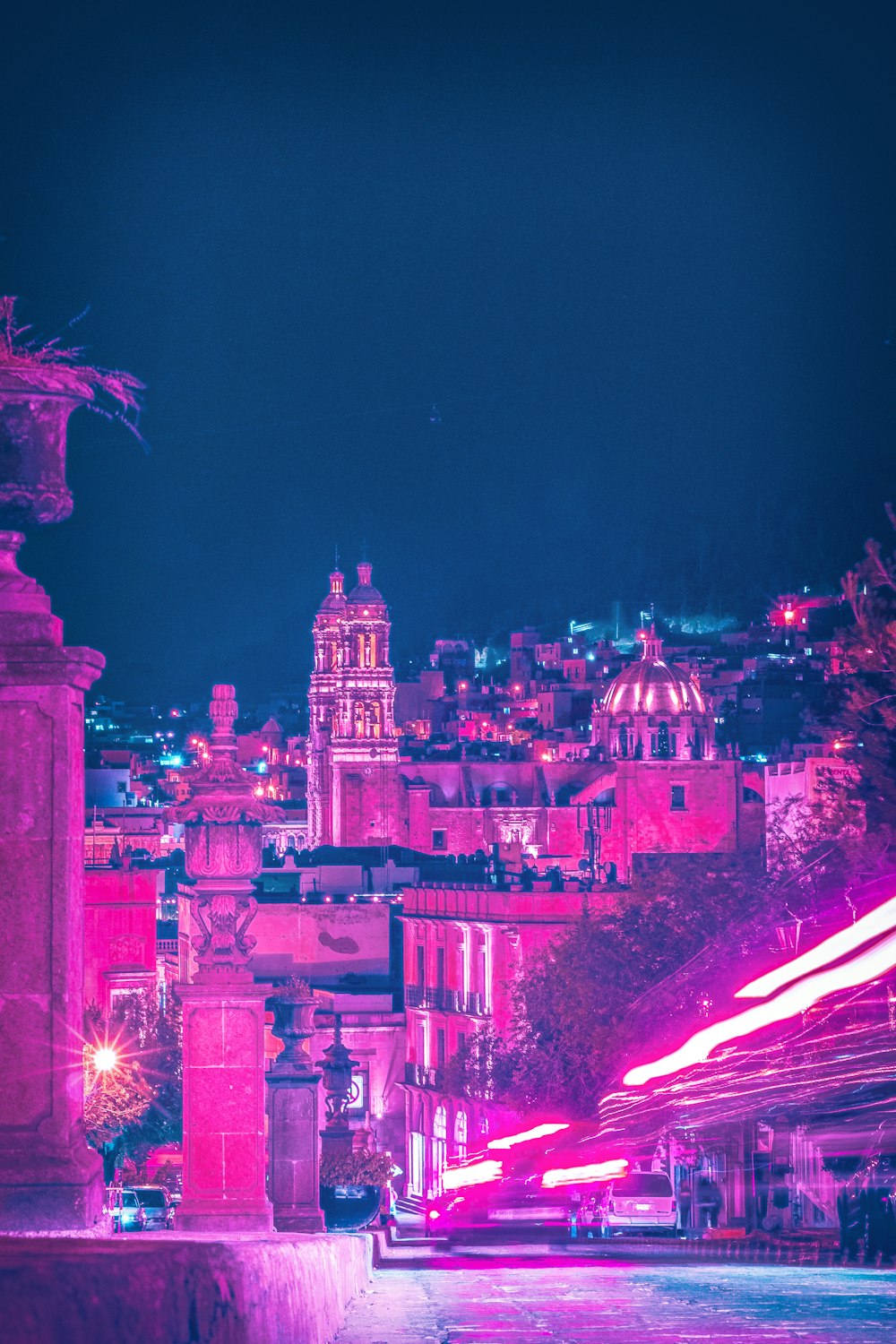 Eine Stadt bei Nacht mit Neonlichtern beleuchtet