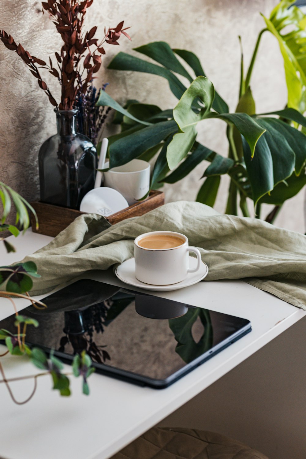 Tasse en céramique blanche sur soucoupe en céramique blanche