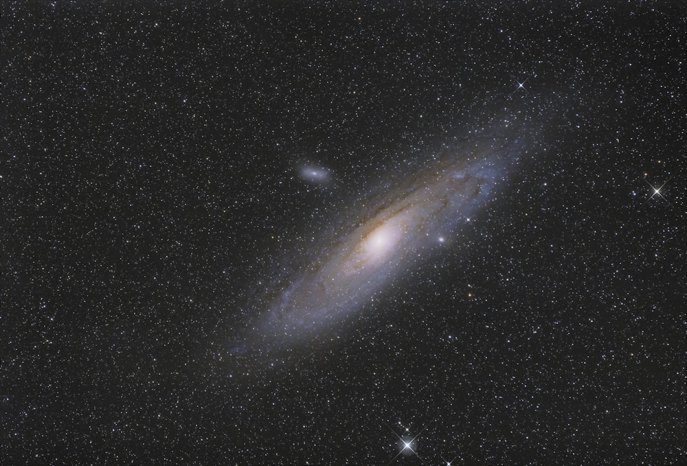Eine Spiralgalaxie mit Sternen im Hintergrund