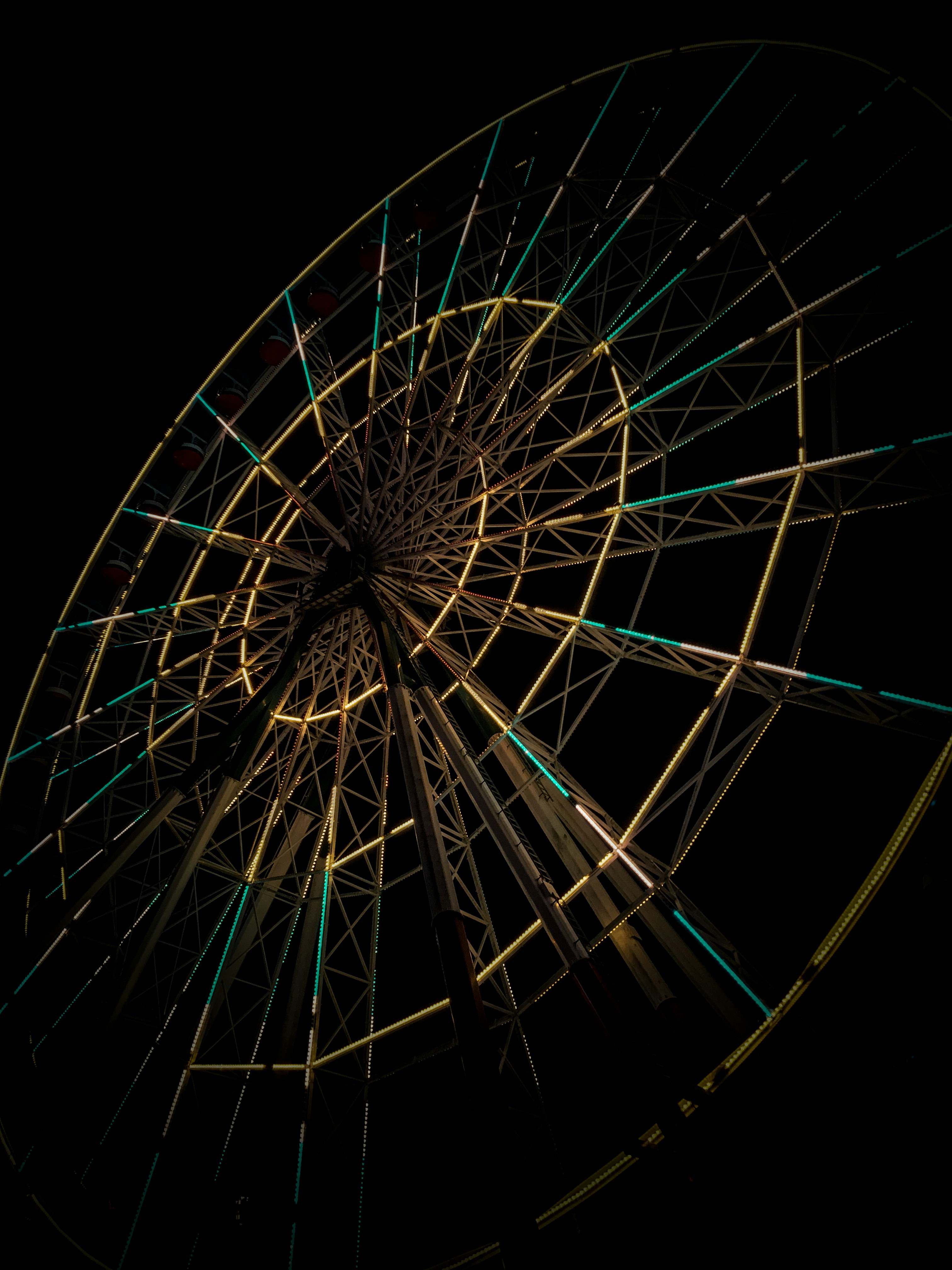 Una ruota panoramica illuminata nel cielo notturno