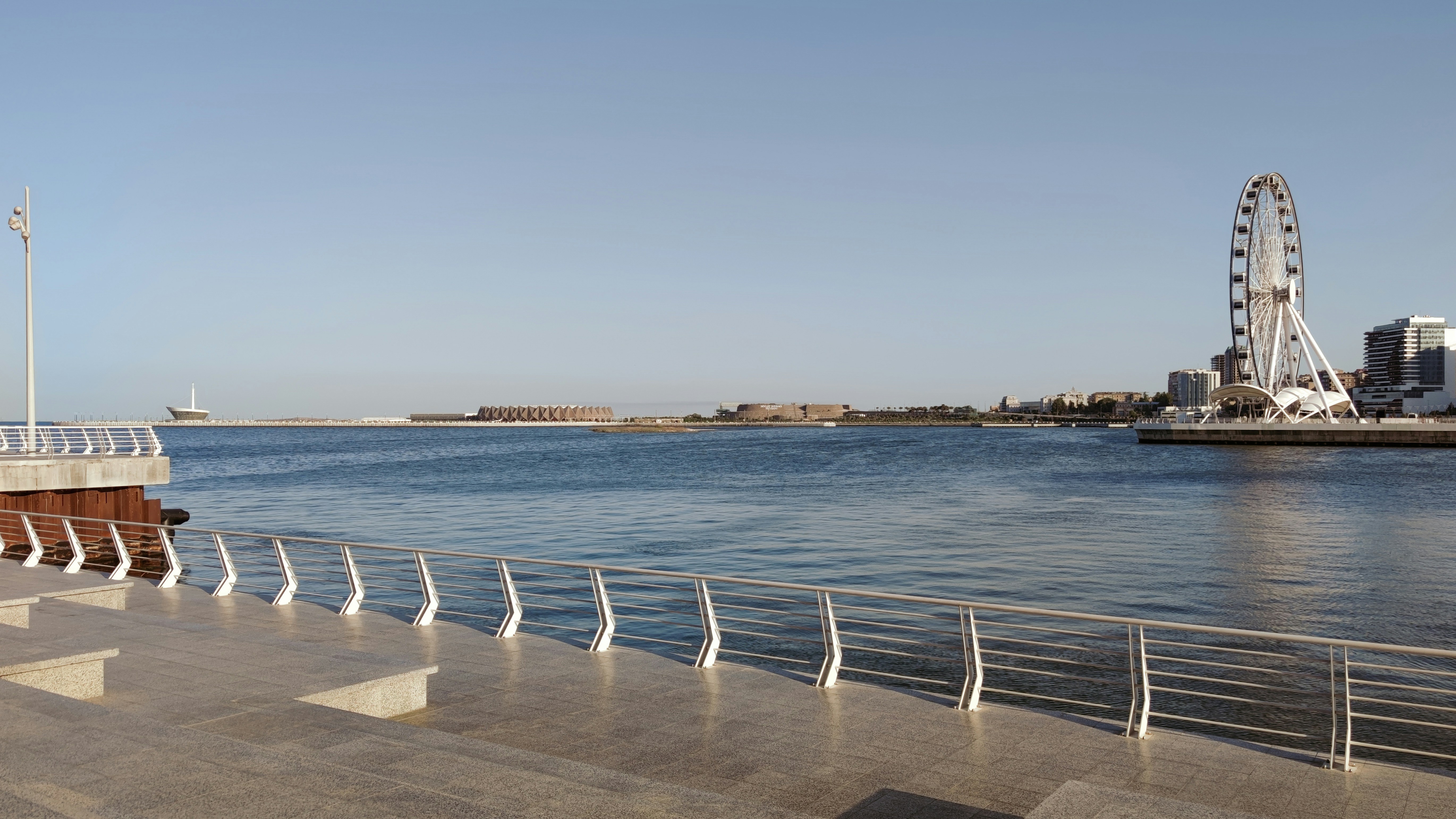 una gran masa de agua con una noria en el fondo