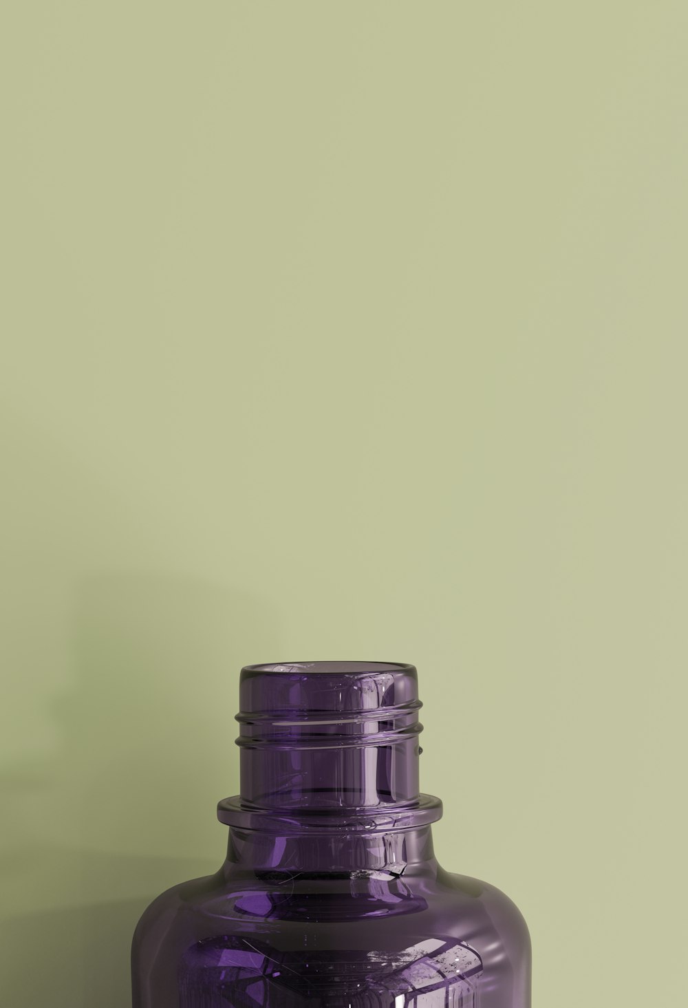 eine lila Vase auf einem Tisch