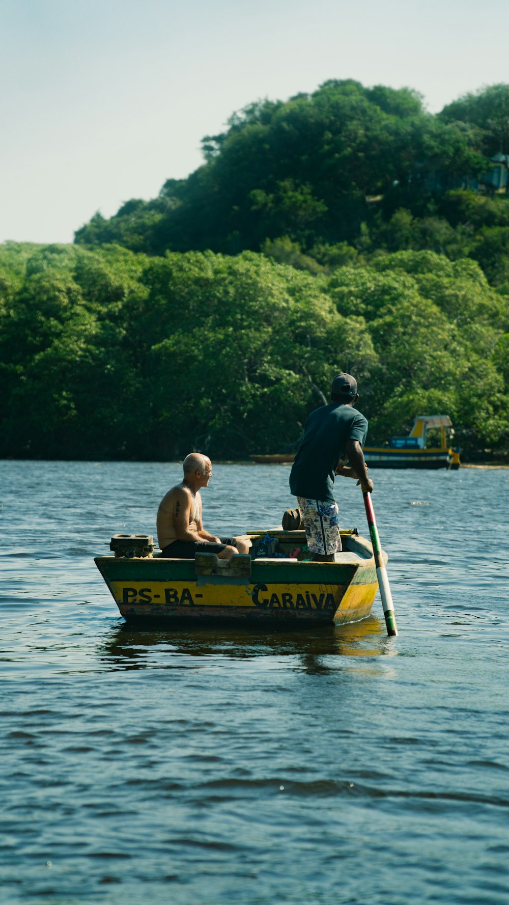 Ein Mann und ein Junge sitzen in einem kleinen Boot