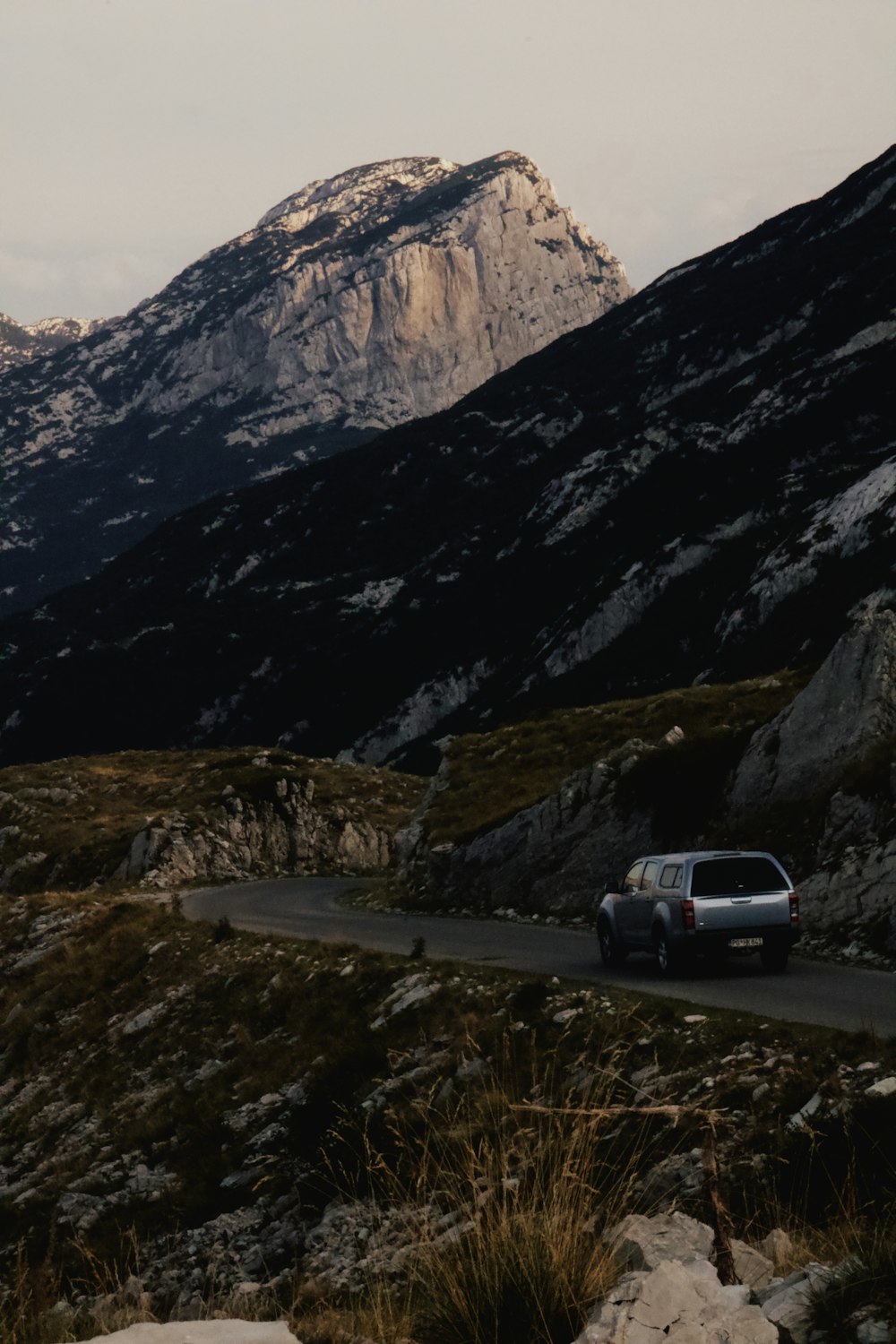 Une voiture roulant sur une route dans les montagnes