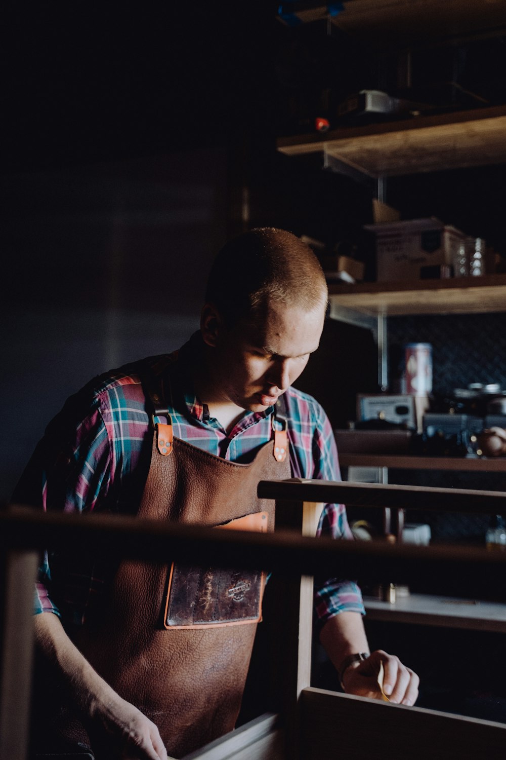Un hombre con un delantal de cuero en una cocina