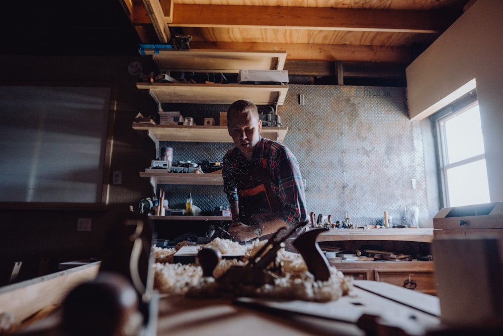 Un hombre trabajando en un taller de carpintería