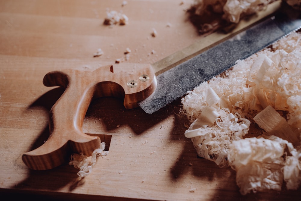 un cuchillo y algunas virutas de madera sobre una mesa