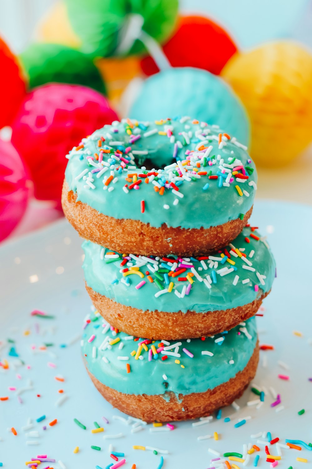 brauner und rosafarbener Donut mit Erdbeere oben drauf