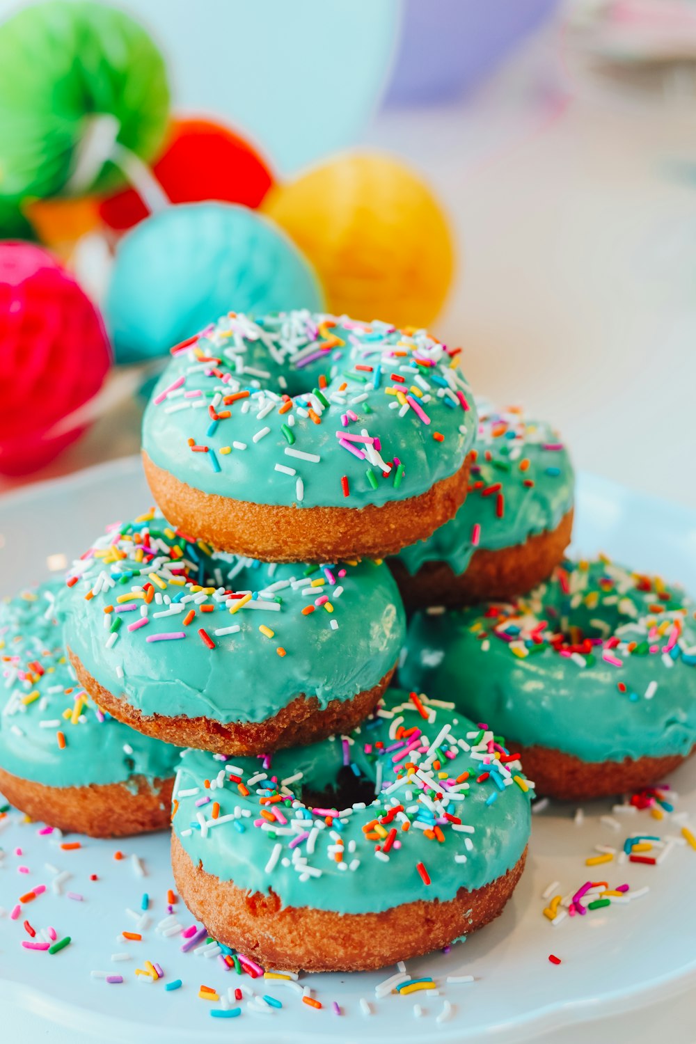 brauner und weißer Donut auf weißer Keramikplatte