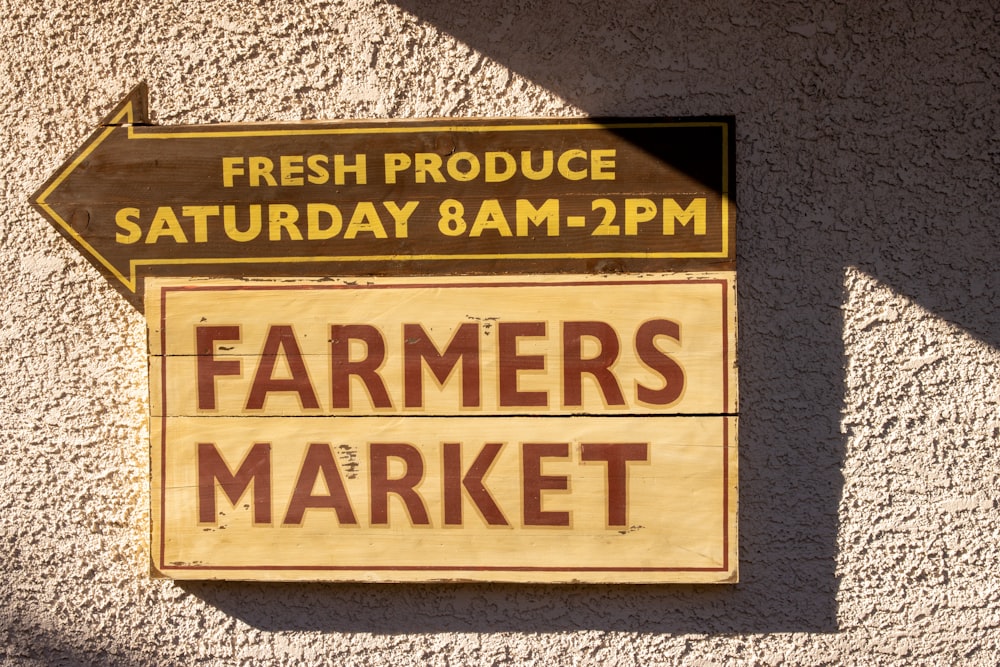 a sign on the side of a building advertising farmers market