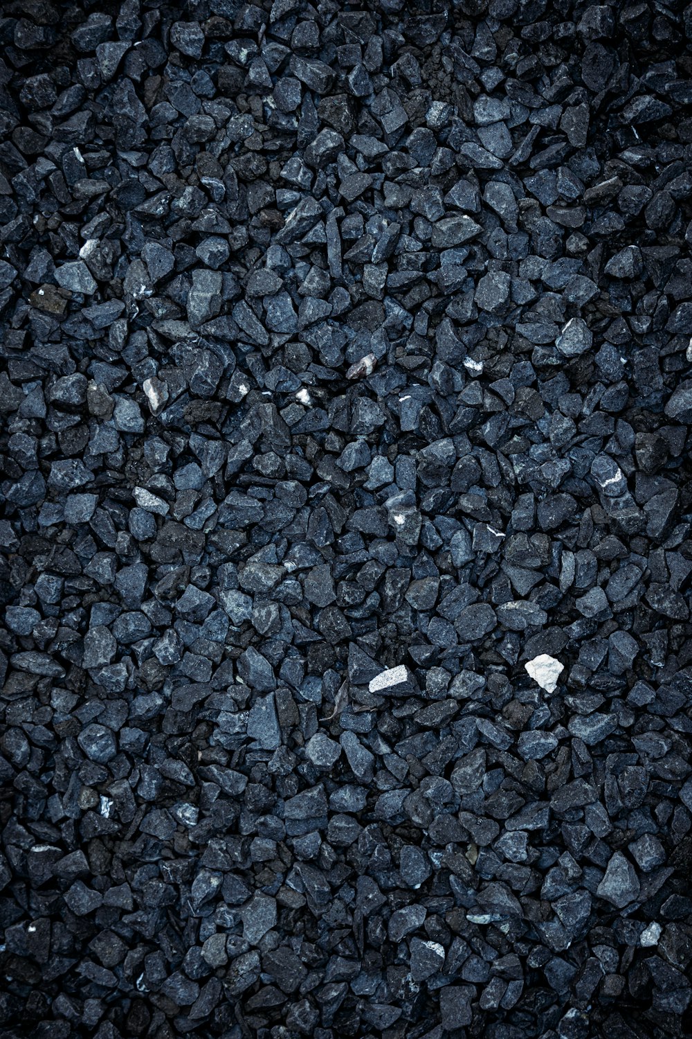 fragmentos de pedra cinza e preta