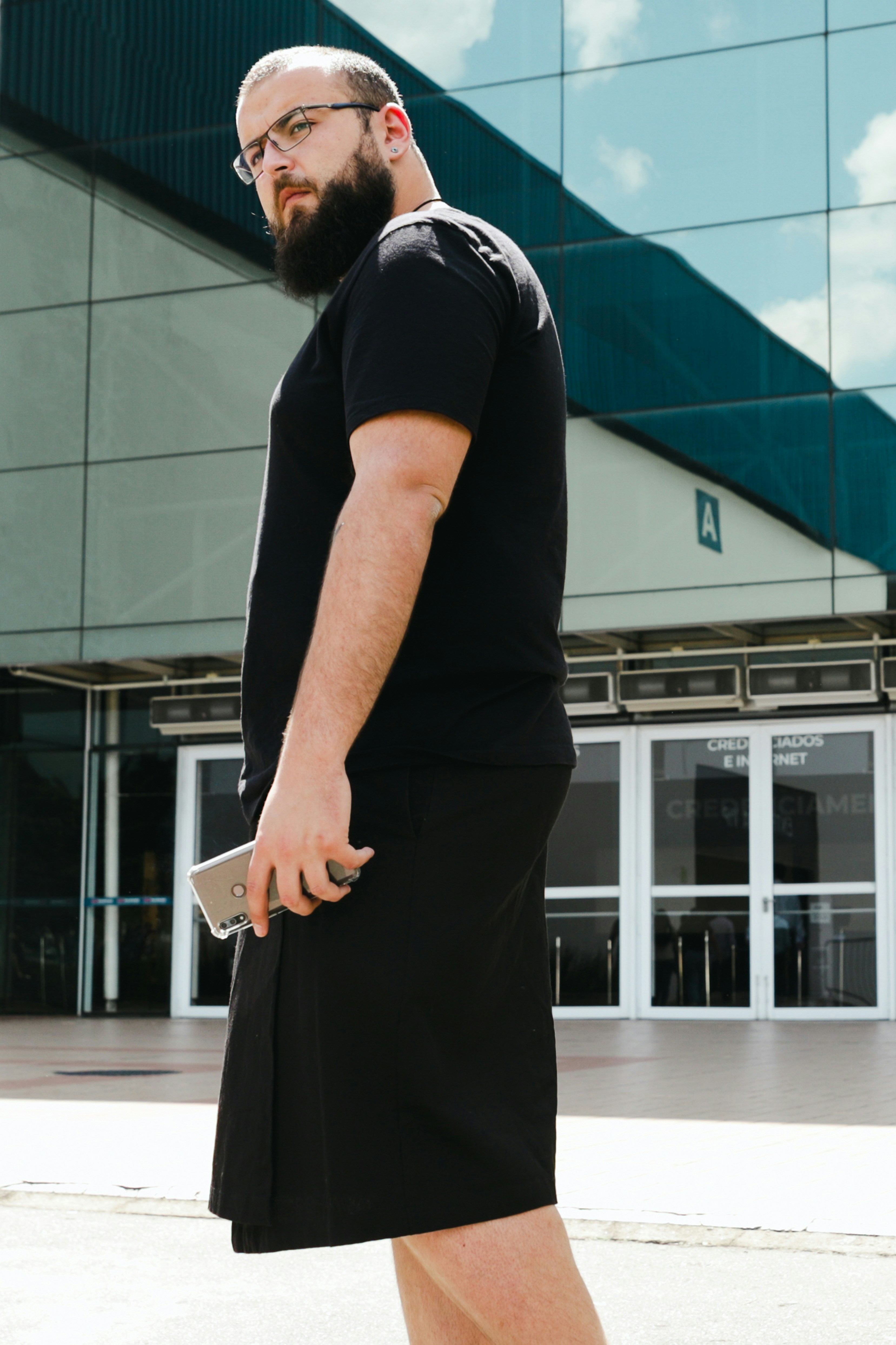 Un uomo con la barba che indossa un kilt