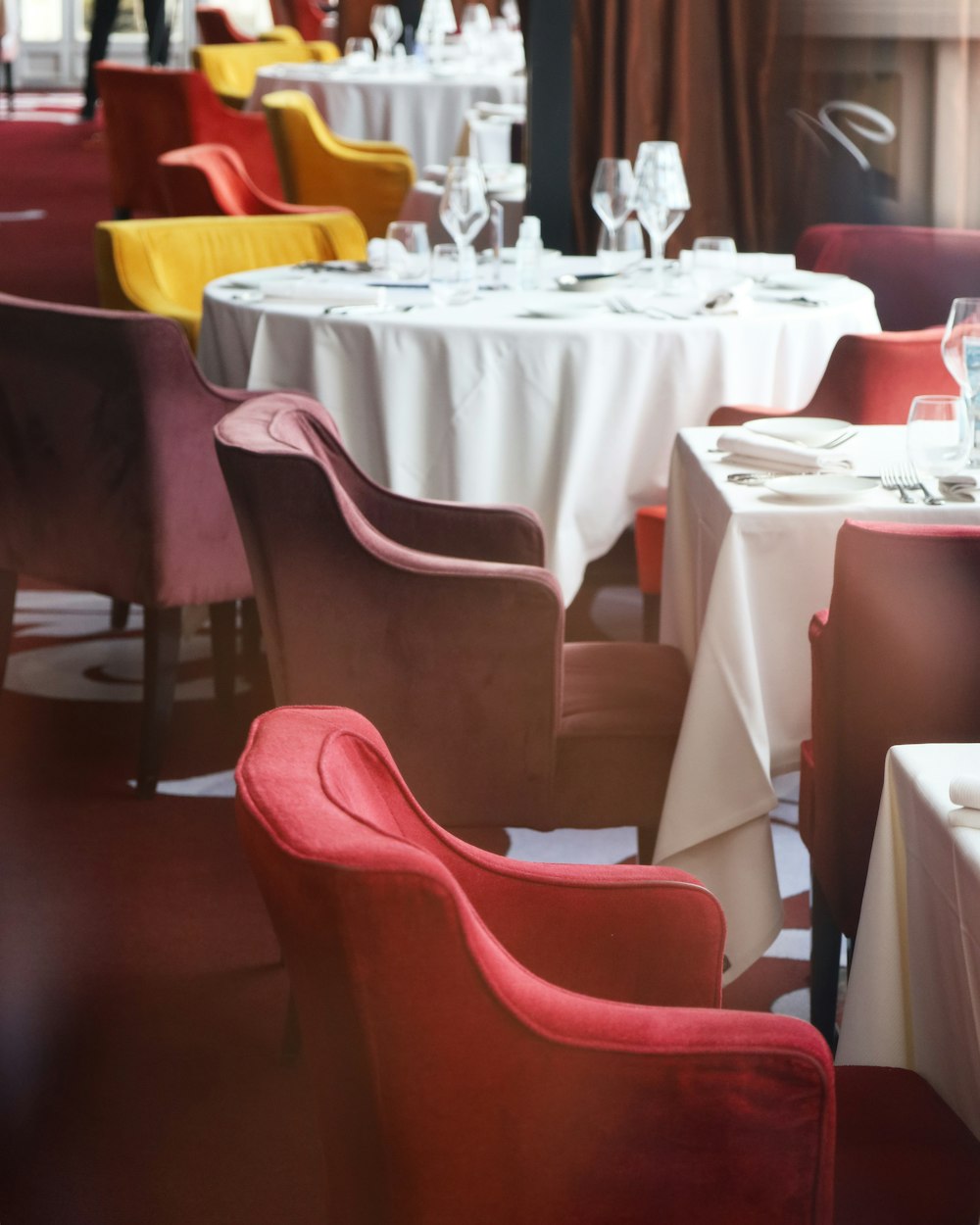 une salle à manger remplie de nombreuses tables et chaises