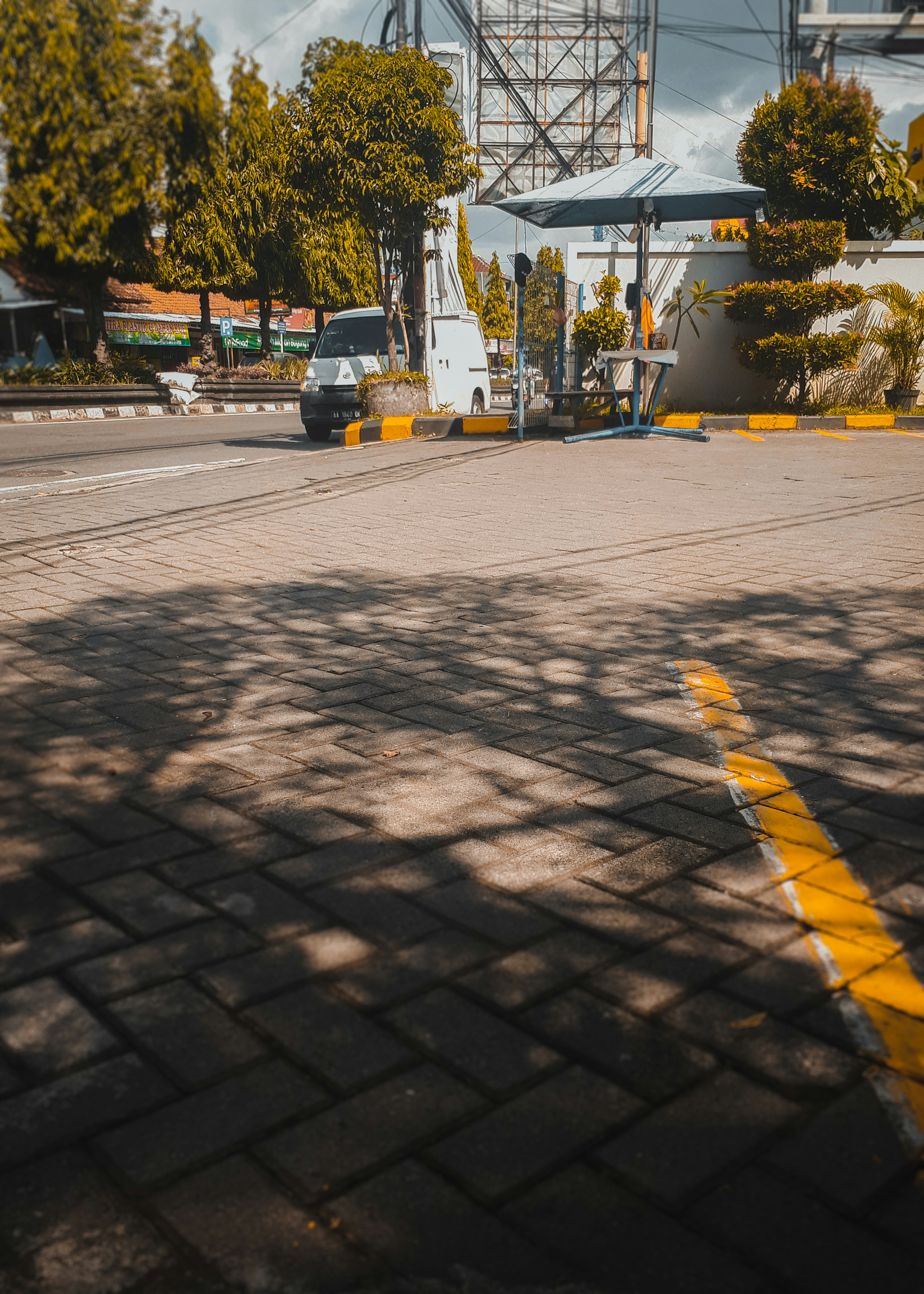 truk kuning dan hitam di jalan pada siang hari