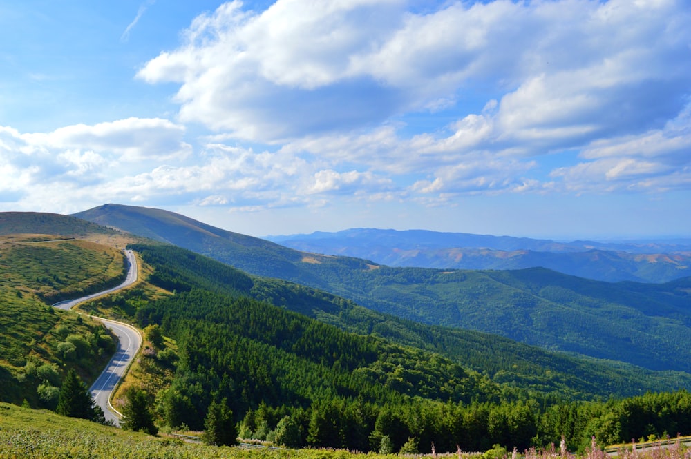 Una vista panoramica di una strada tortuosa in montagna
