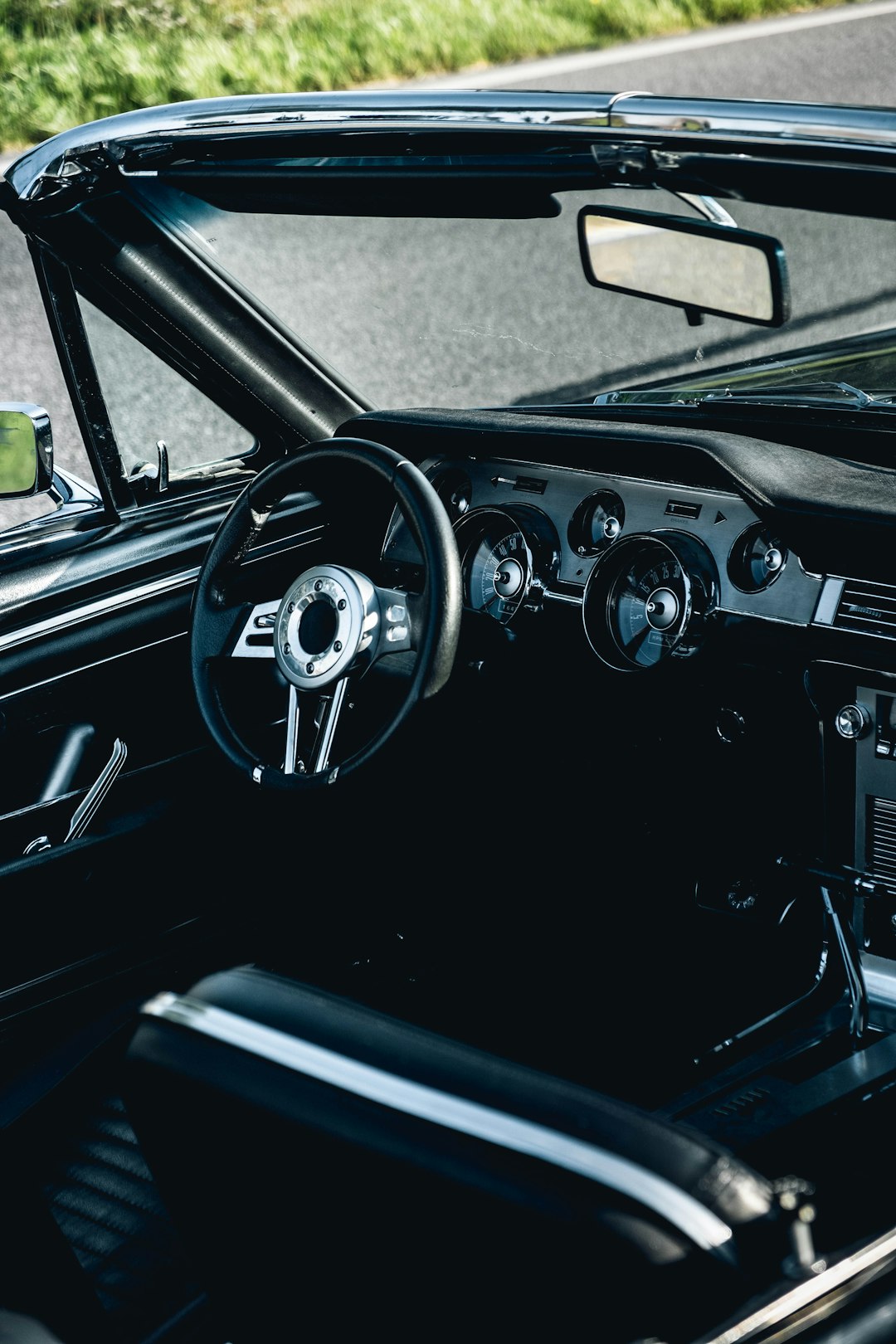 black car steering wheel during daytime