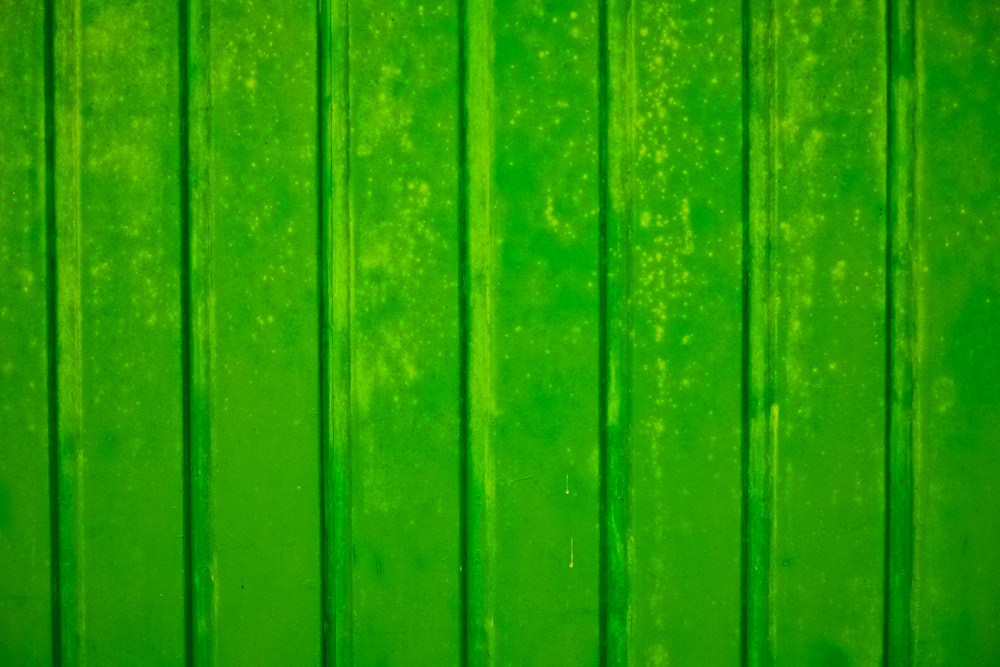 白いラインが入った緑色の木製ドア