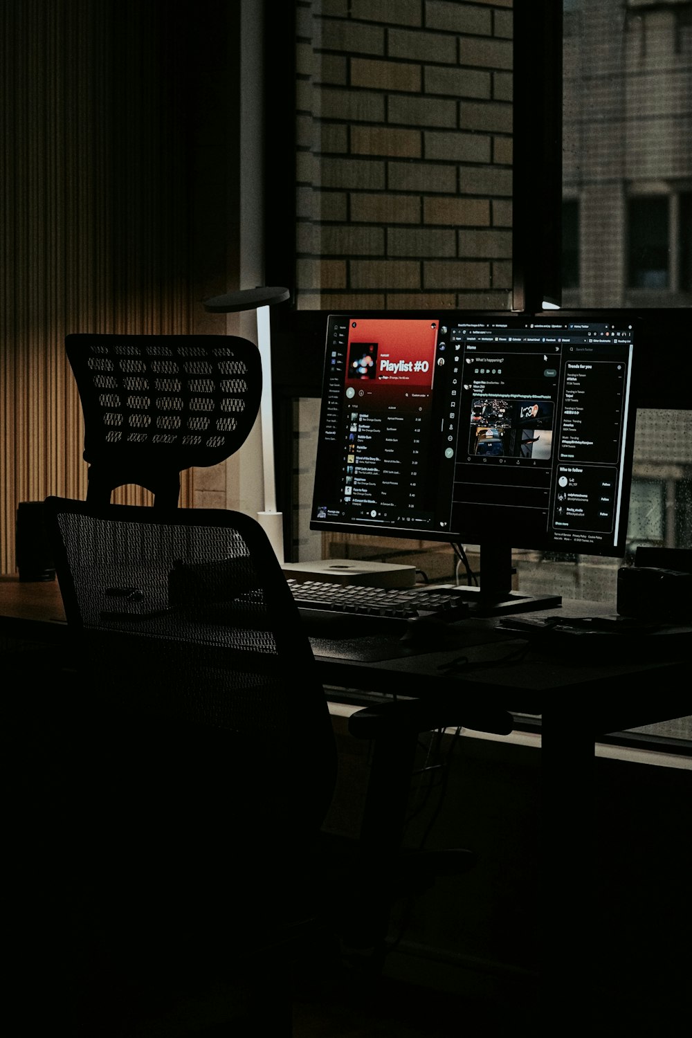 Monitor de computadora de pantalla plana negra sobre escritorio de madera negra