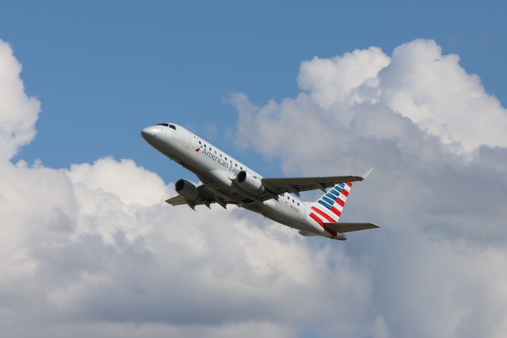 Ein großer Passagierjet fliegt durch einen bewölkten blauen Himmel