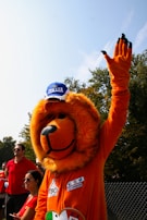 Leo il leone con la sua criniera dorata che sorride felice sotto il tendone.