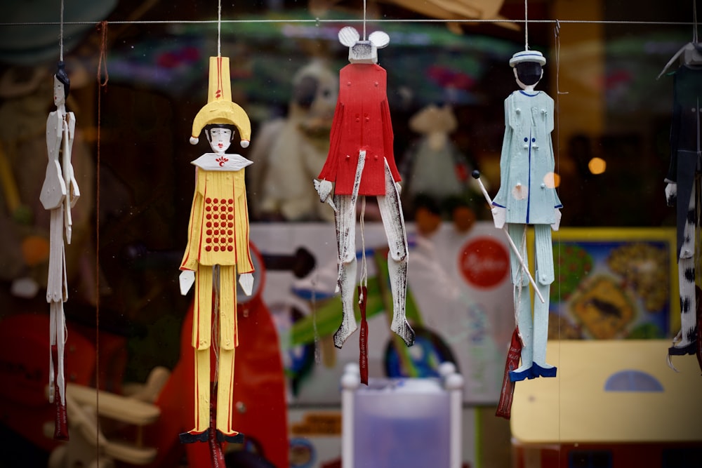 Eine Gruppe von Spielzeugfiguren, die an Schnüren hängen