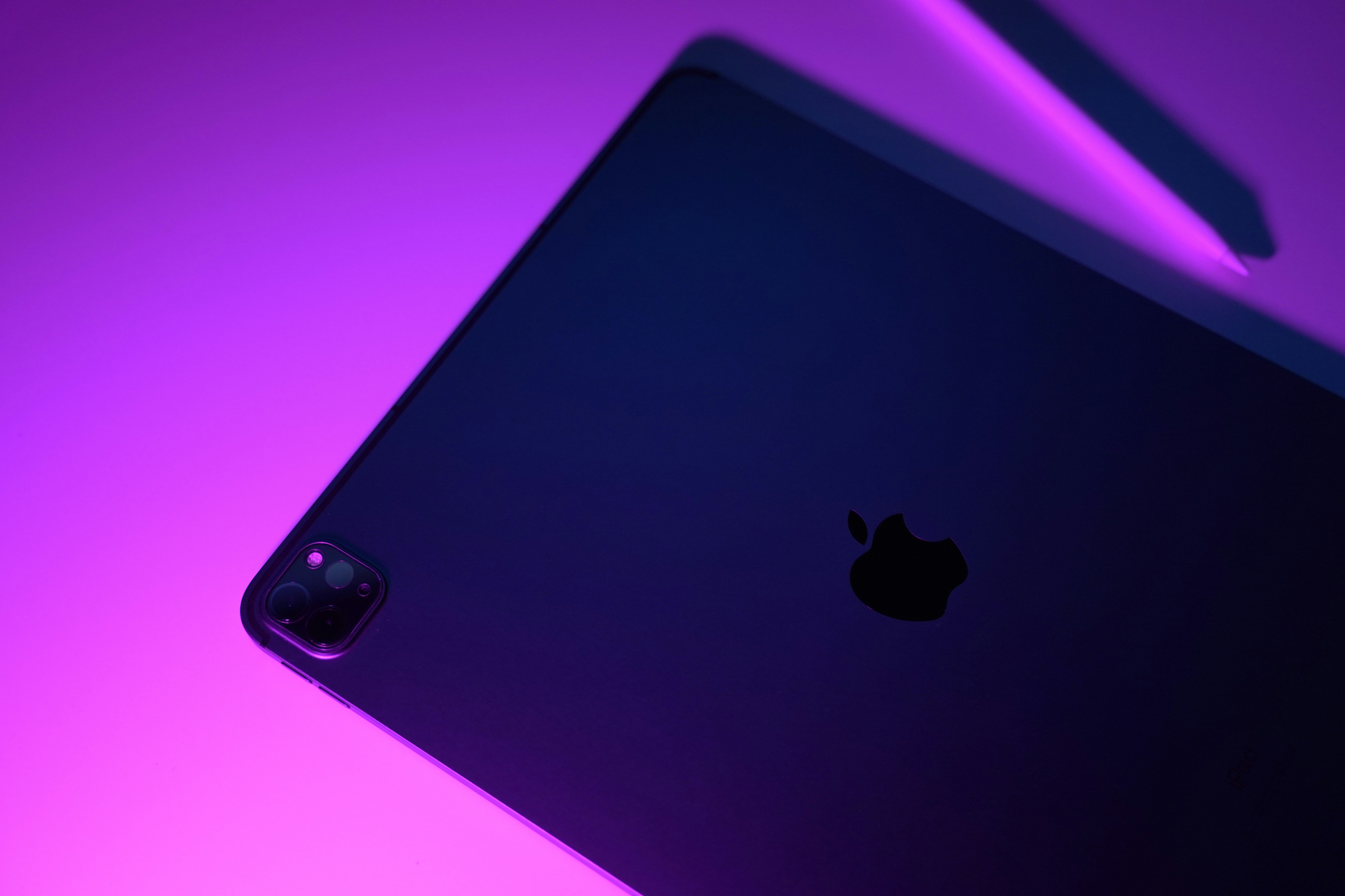 A close up of a black apple tablet photo Free Ipad pro Image on Unsplash