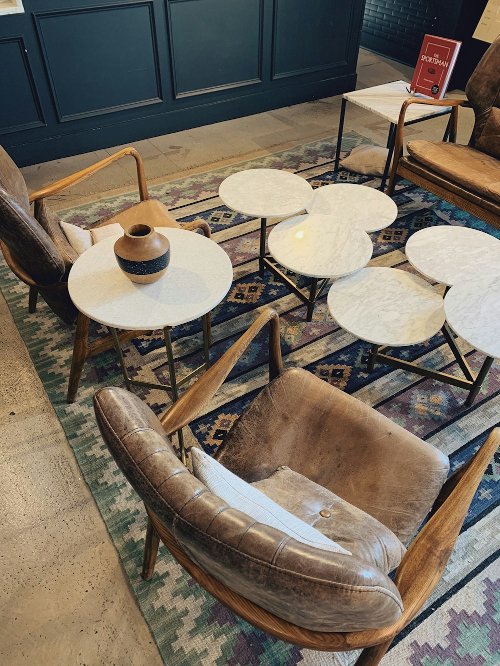 Table ronde en bois marron avec chaises